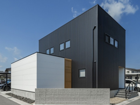 郊外の閑静な住宅街で空を感じる家。