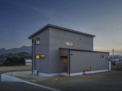 悠久の平野を望む家