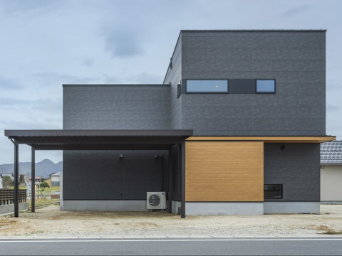 吹抜けにブックラウンジのある家