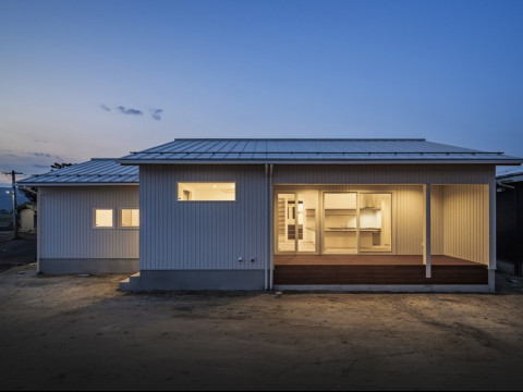 田園風景に溶け込む平家の家